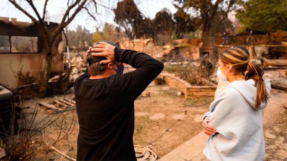 Habitantes de Los Ángeles observando el desastre que dejaron los incendios.