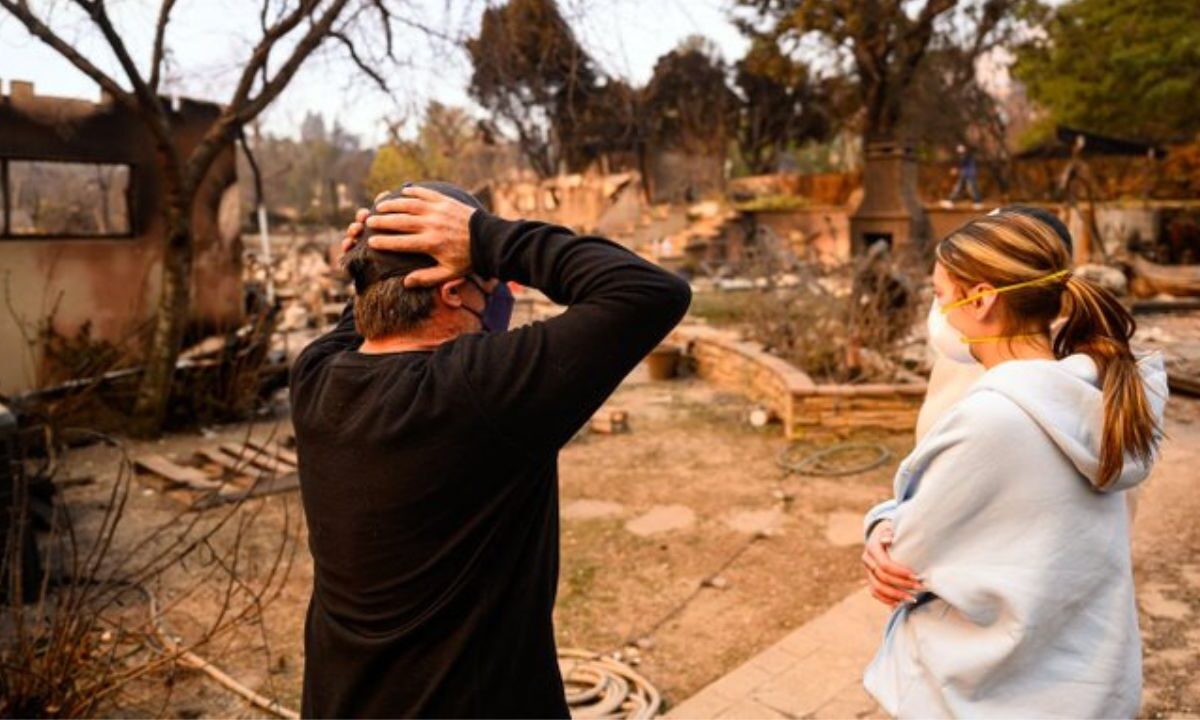 Habitantes de Los Ángeles observando el desastre que dejaron los incendios.