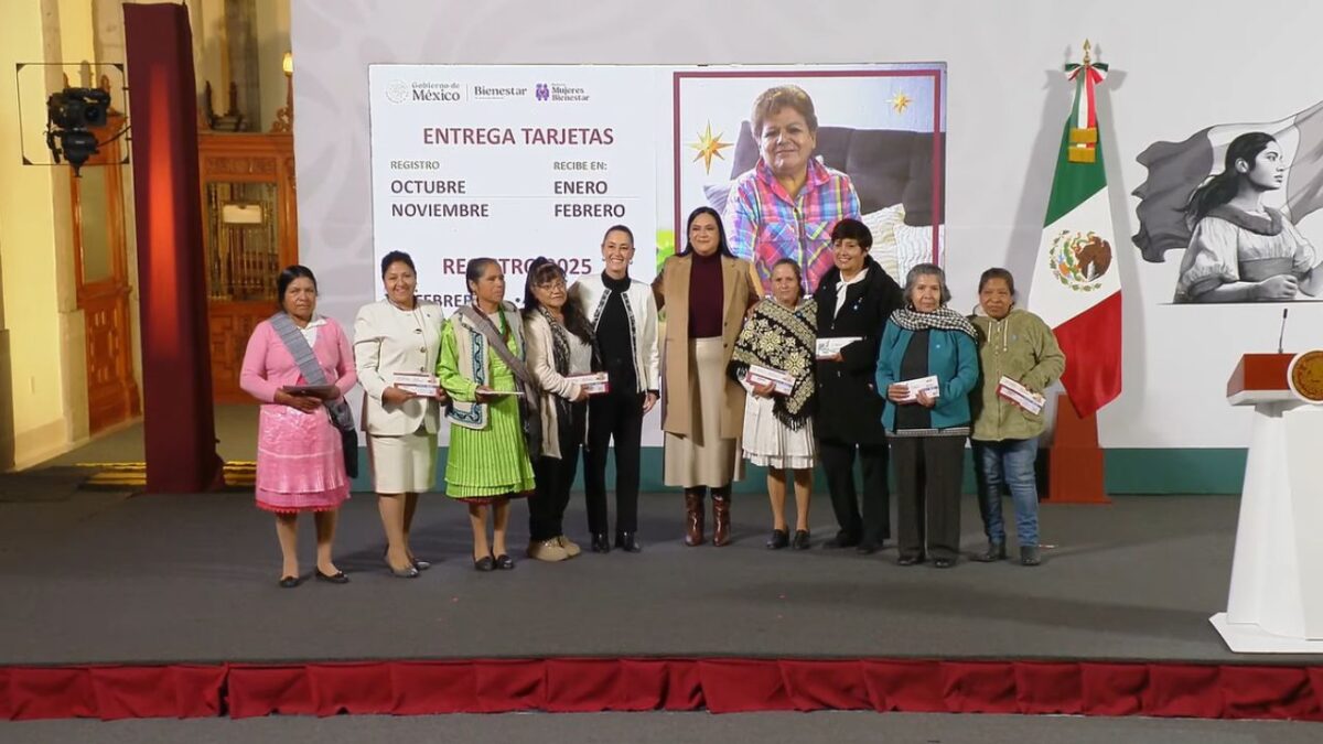 Claudia Sheinbaum, entregó las primeras tarjetas de la pensión Bienestar, a un grupo de mujeres, quienes asistieron como invitadas especiales a Palacio Nacional