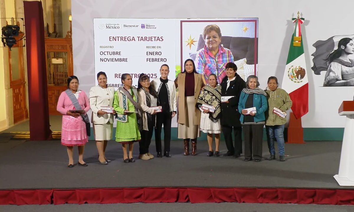 Claudia Sheinbaum, entregó las primeras tarjetas de la pensión Bienestar, a un grupo de mujeres, quienes asistieron como invitadas especiales a Palacio Nacional