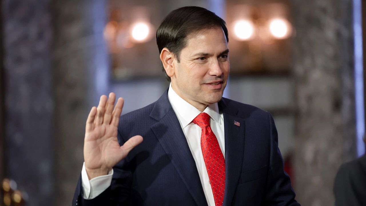 Marco Rubio, quien votó por sí mismo, es ahora el primer hispano en asumir este cargo.