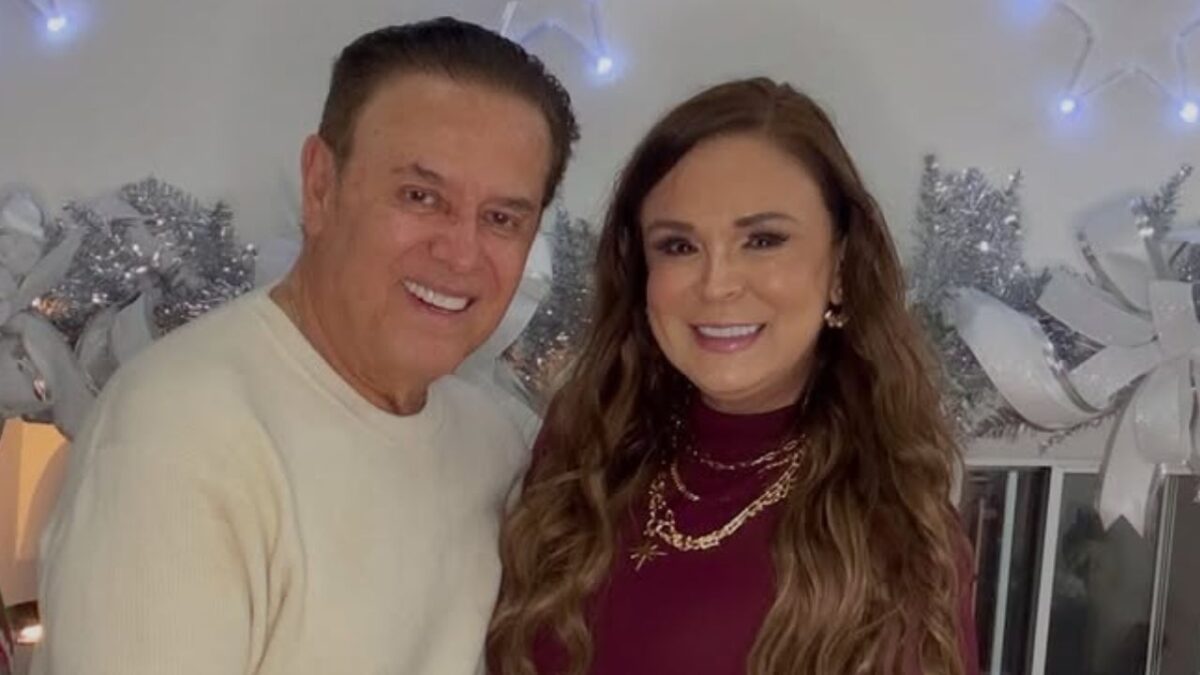 Mario Bezares y su esposa Brenda abrazados durante las fiestas decembrinas