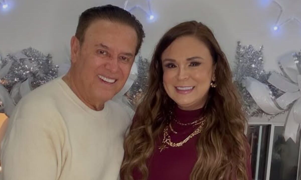 Mario Bezares y su esposa Brenda abrazados durante las fiestas decembrinas