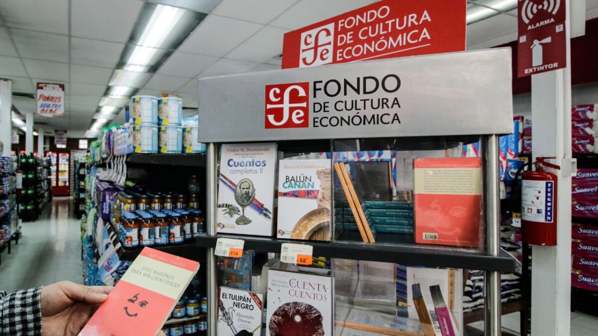 Libros del FCE en venta en tiendas de SuperISSSTE.