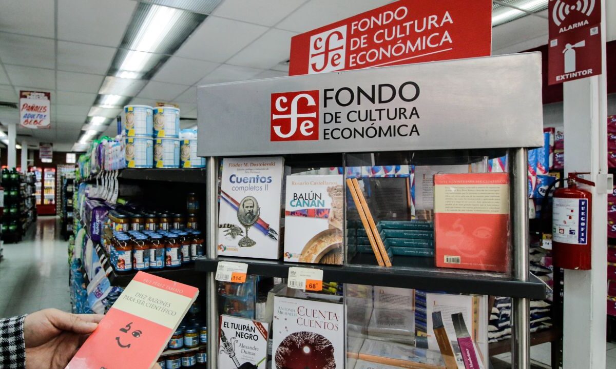 Libros del FCE en venta en tiendas de SuperISSSTE.