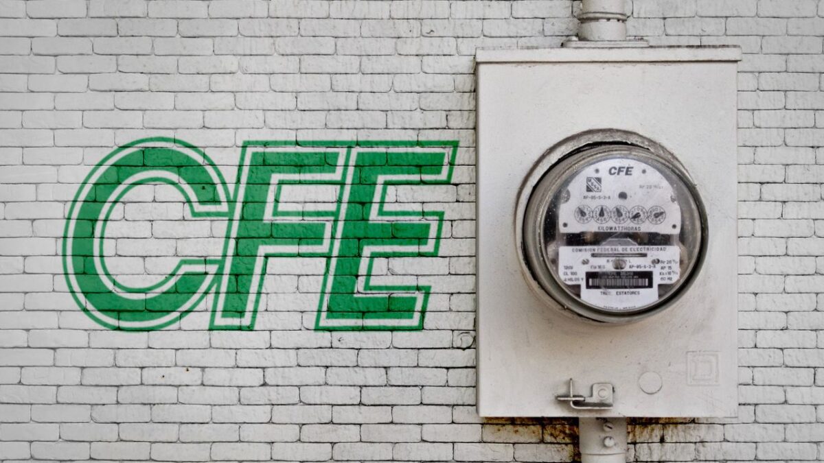 Medidor de luz en pared junto al logo de la CFE.