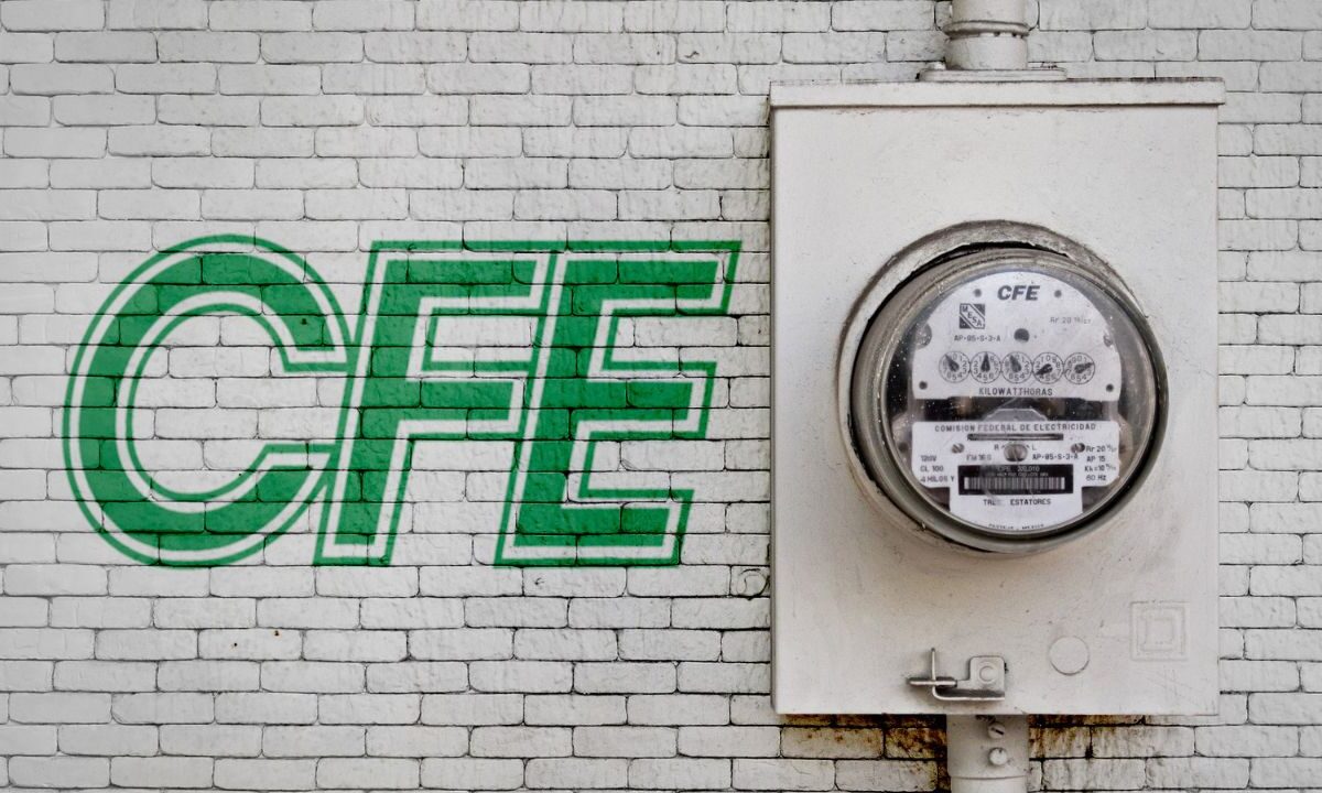 Medidor de luz en pared junto al logo de la CFE.