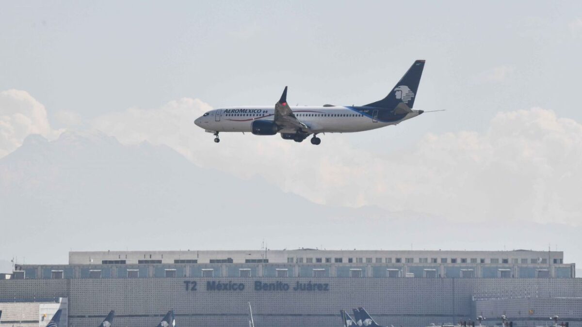 Avión sobre el Aeropuerto Internacional de la Ciudad de México.