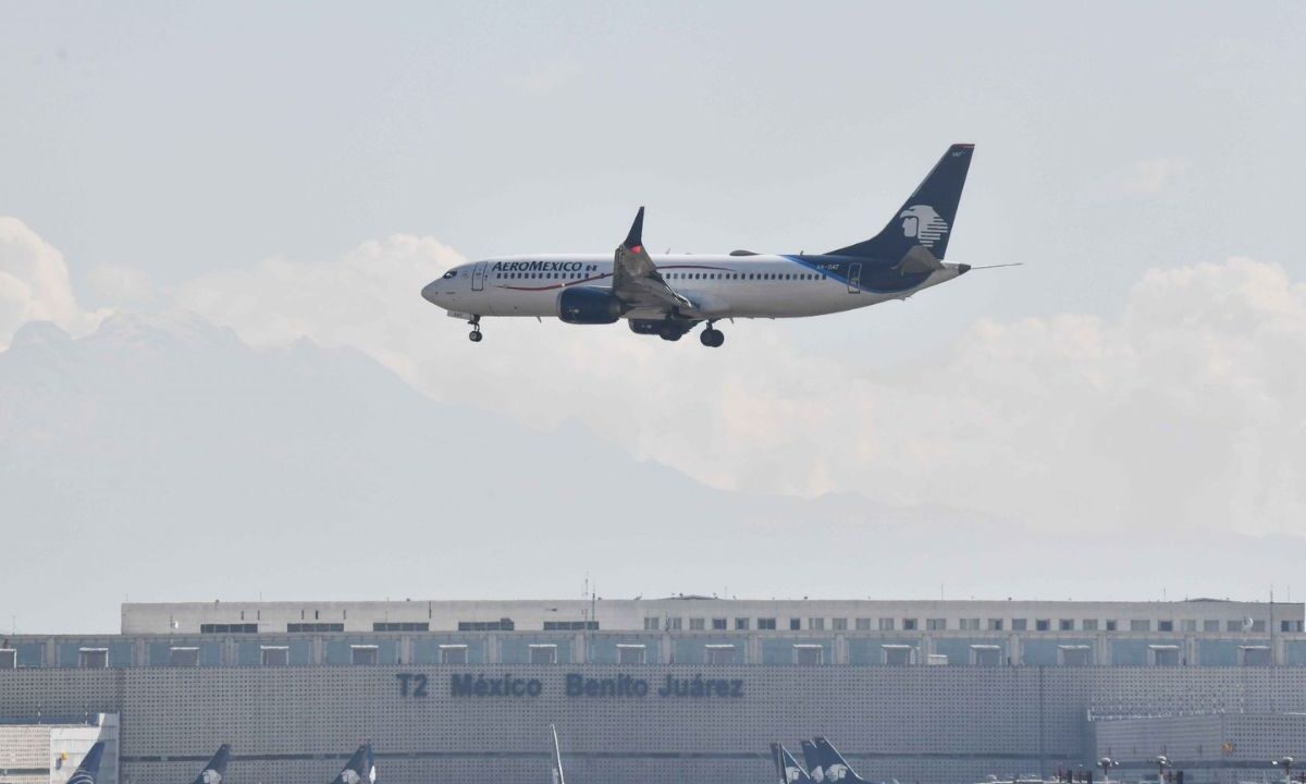 Avión sobre el Aeropuerto Internacional de la Ciudad de México.