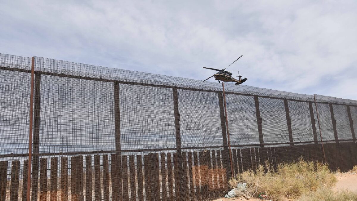 En la zona de Ciudad Juárez, la Patrulla Fronteriza y el estado de Texas reforzaron la presencia de helicópteros y vehículos para impedir el paso de migrantes.