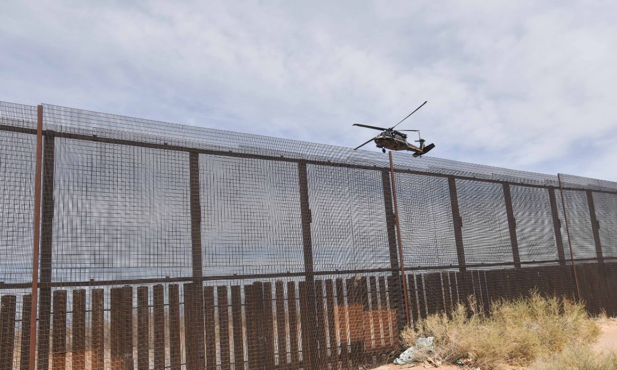 En la zona de Ciudad Juárez, la Patrulla Fronteriza y el estado de Texas reforzaron la presencia de helicópteros y vehículos para impedir el paso de migrantes.