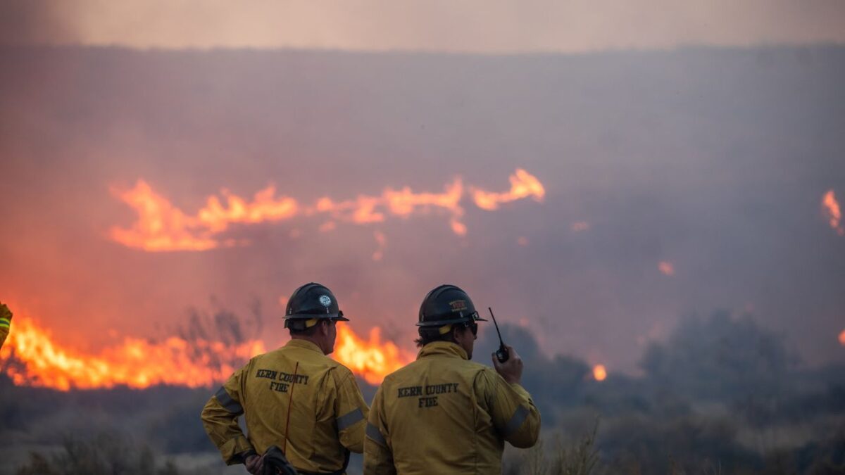 Un bombero habla por radio mientras las llamas del incendio Hughes queman la ladera de Castaic, un barrio en el noroeste del condado de Los Ángeles, California