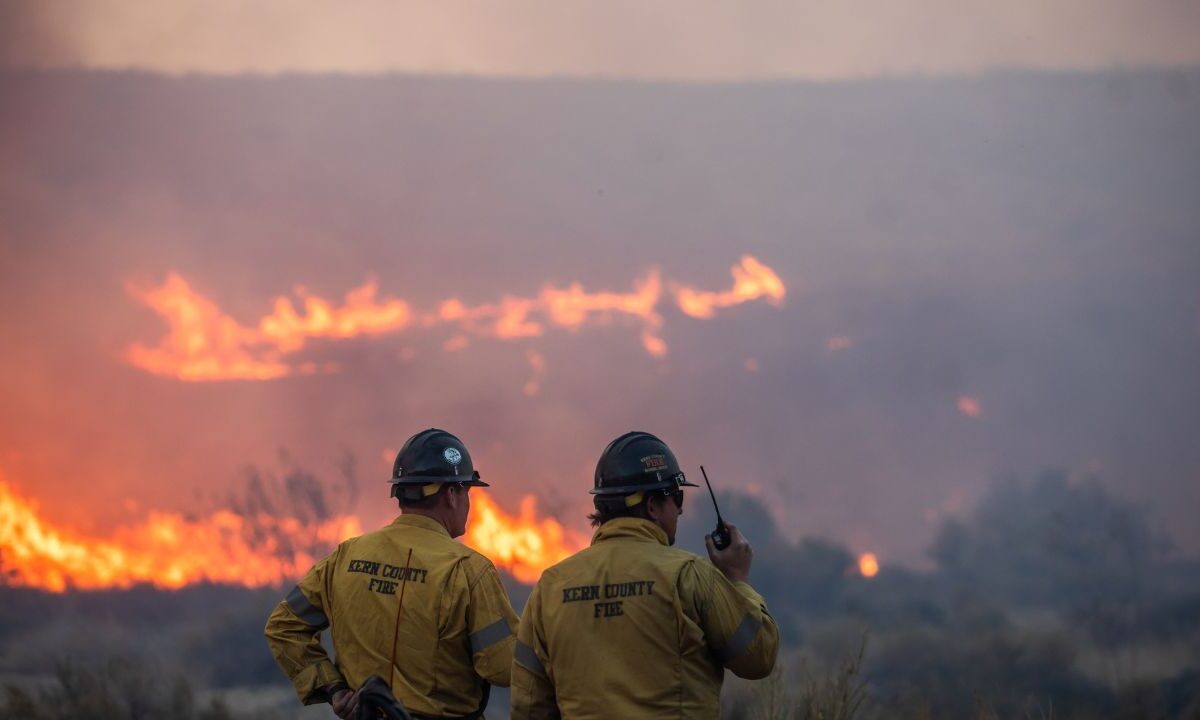 Un bombero habla por radio mientras las llamas del incendio Hughes queman la ladera de Castaic, un barrio en el noroeste del condado de Los Ángeles, California