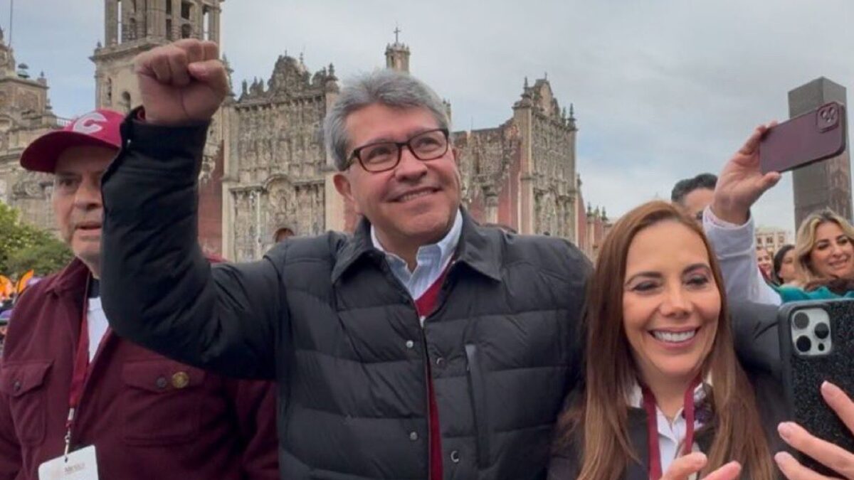 El coordinador de los diputados federales de Morena, Ricardo Monreal, asistió al Zócalo de la Ciudad de México.