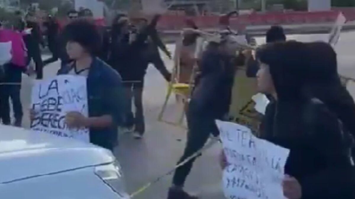 Personas mantienen protestas y bloqueos en el centro de la ciudad de Monterrey por tarifazo al transporte público.