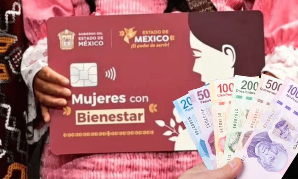 Tarjeta en mano del programa social Mujeres con Bienestar del Edomex 2025.