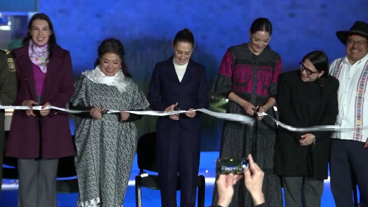 La presidenta Claudia Sheinbaum cortó el listón para reinaugurar el segundo piso del Museo Nacional de Antropología.