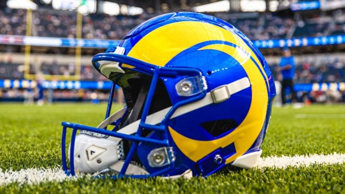 Casco de los Rams de la NFL sobre el césped del SoFi Stadium.