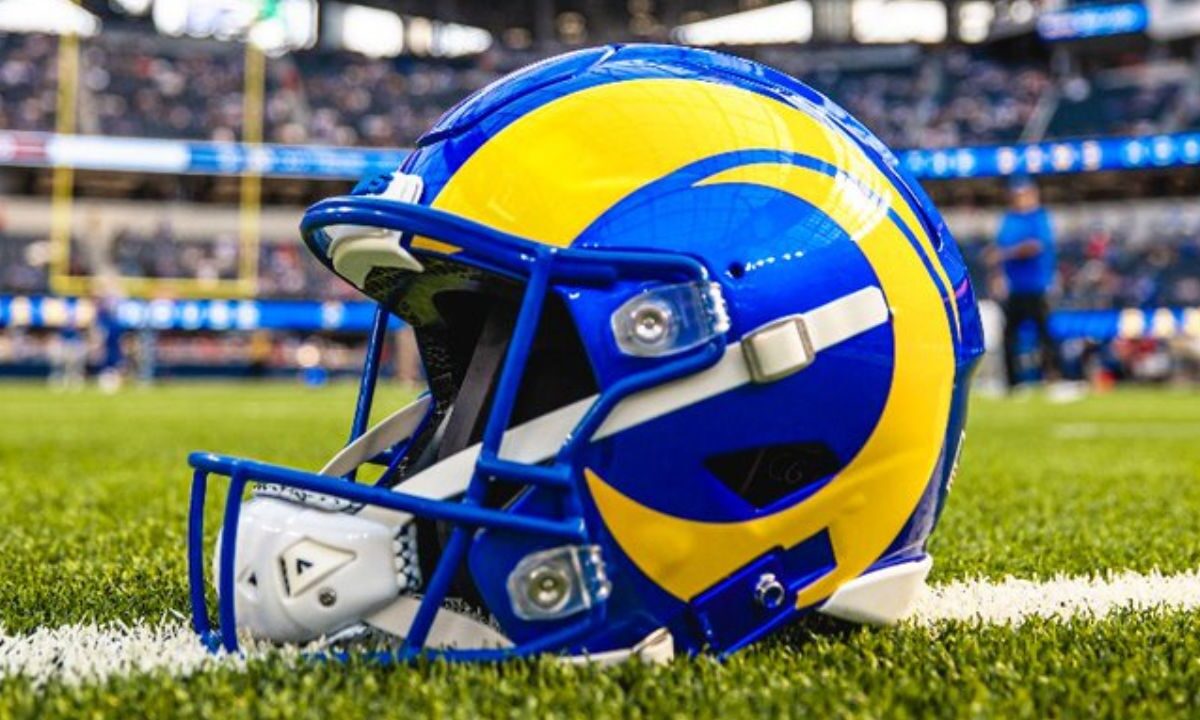 Casco de los Rams de la NFL sobre el césped del SoFi Stadium.