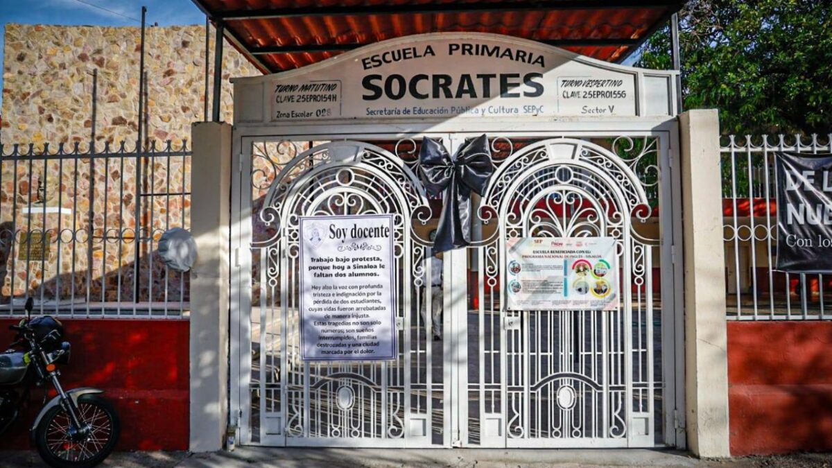 Con globos blancos, la comunidad de la primaria “Sócrates” se realizó un homenaje para los menores asesinados.