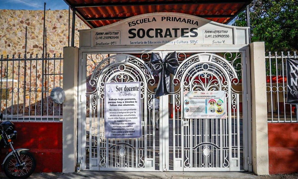 Con globos blancos, la comunidad de la primaria “Sócrates” se realizó un homenaje para los menores asesinados.