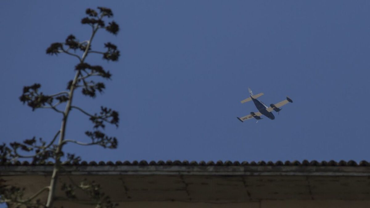 Avioneta surcando el cielo entre los límites de Jalisco y Nayarit.