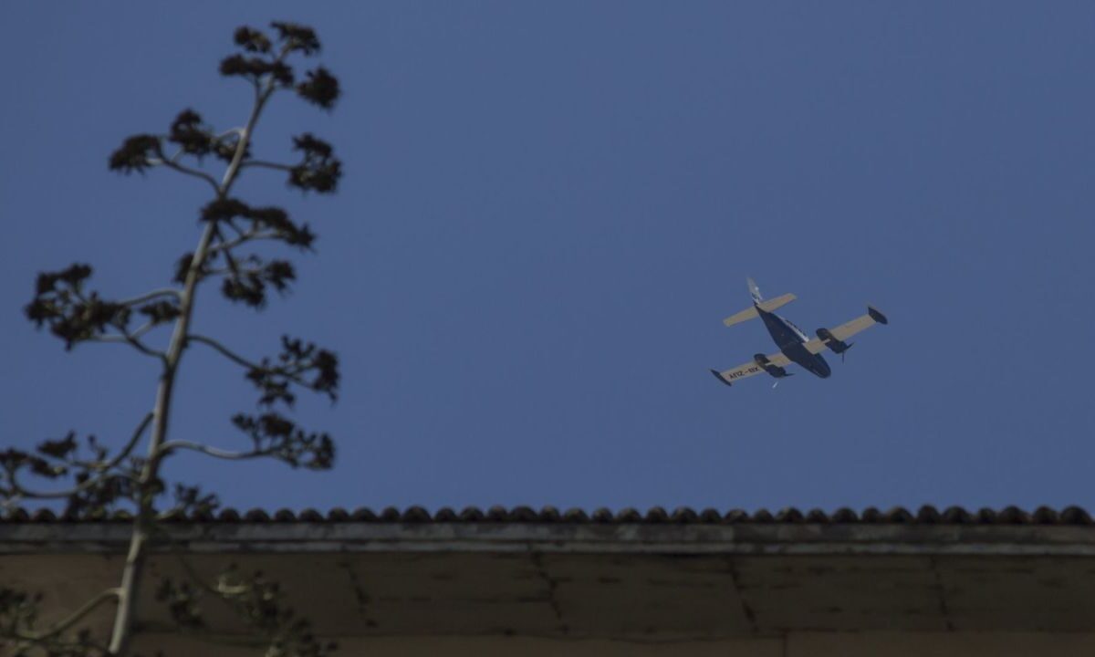 Avioneta surcando el cielo entre los límites de Jalisco y Nayarit.