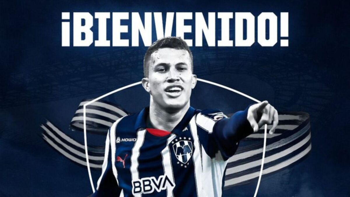 Nelson Deossa portando la camiseta de su nuevo equipo, Rayados de Monterrey.