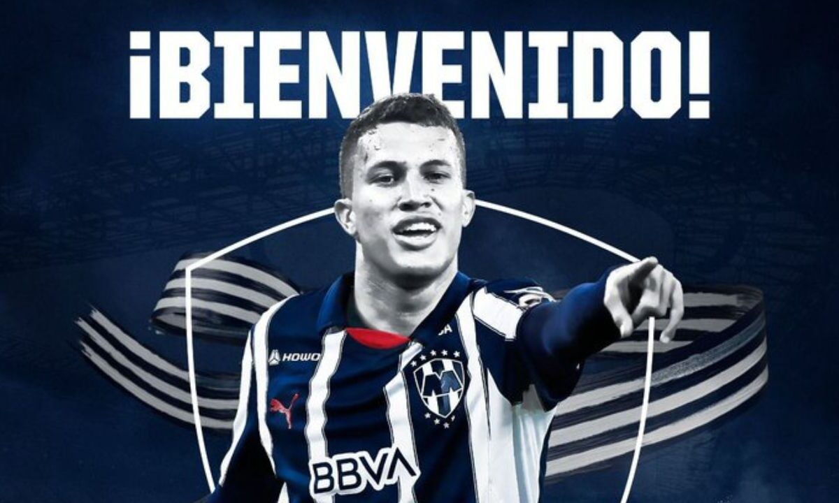 Nelson Deossa portando la camiseta de su nuevo equipo, Rayados de Monterrey.