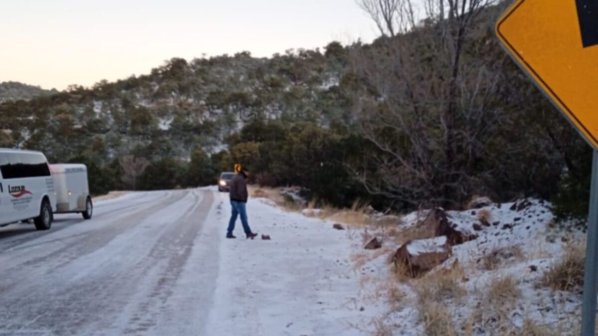 Protección Civil de Chihuahua emitió una alerta preventiva a la población, ante las condiciones de clima gélido.