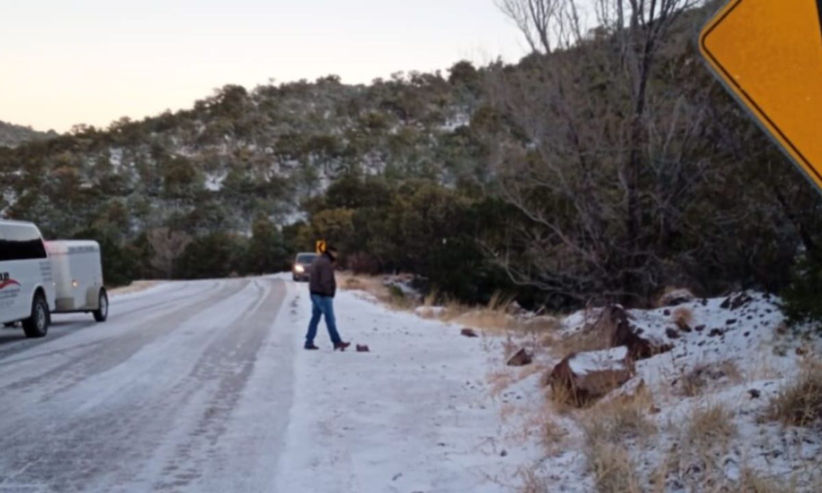 Protección Civil de Chihuahua emitió una alerta preventiva a la población, ante las condiciones de clima gélido.