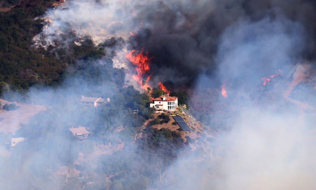 Sobrepasados ​​por la voracidad de las llamas, los bomberos registraron un nuevo infierno en los cerros de Hollywood