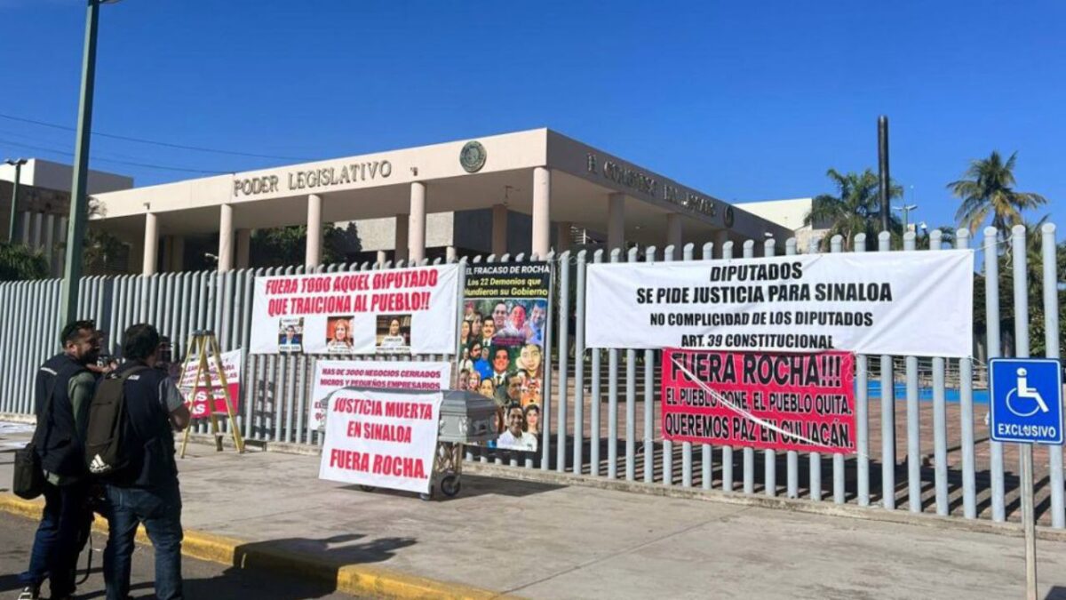 Manifestantes realizaron un plantón afuera de las instalaciones del Congreso, quienes colocaron mantas y un féretro, el cual hace alusión a la justicia en Sinalo