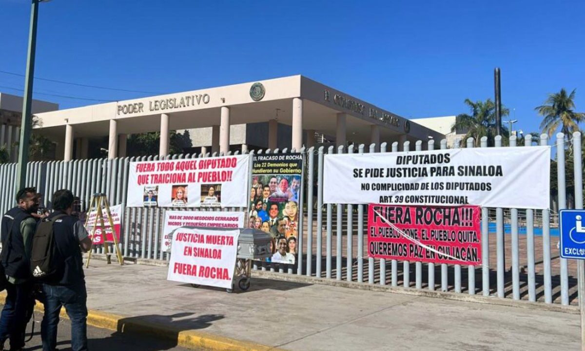 Manifestantes realizaron un plantón afuera de las instalaciones del Congreso, quienes colocaron mantas y un féretro, el cual hace alusión a la justicia en Sinalo