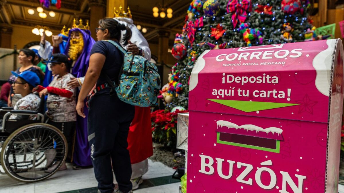 Una vez que las niñas y niños realizan y depositan sus pliegos petitorios, se pueden tomar una foto con los reyes