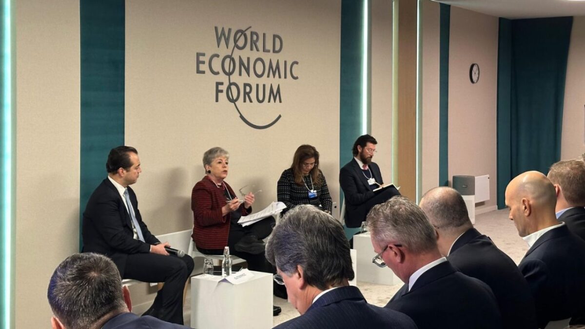 Funcionarios mexicanos presentaron el Plan México en el Foro Económico Mundial de Davos.