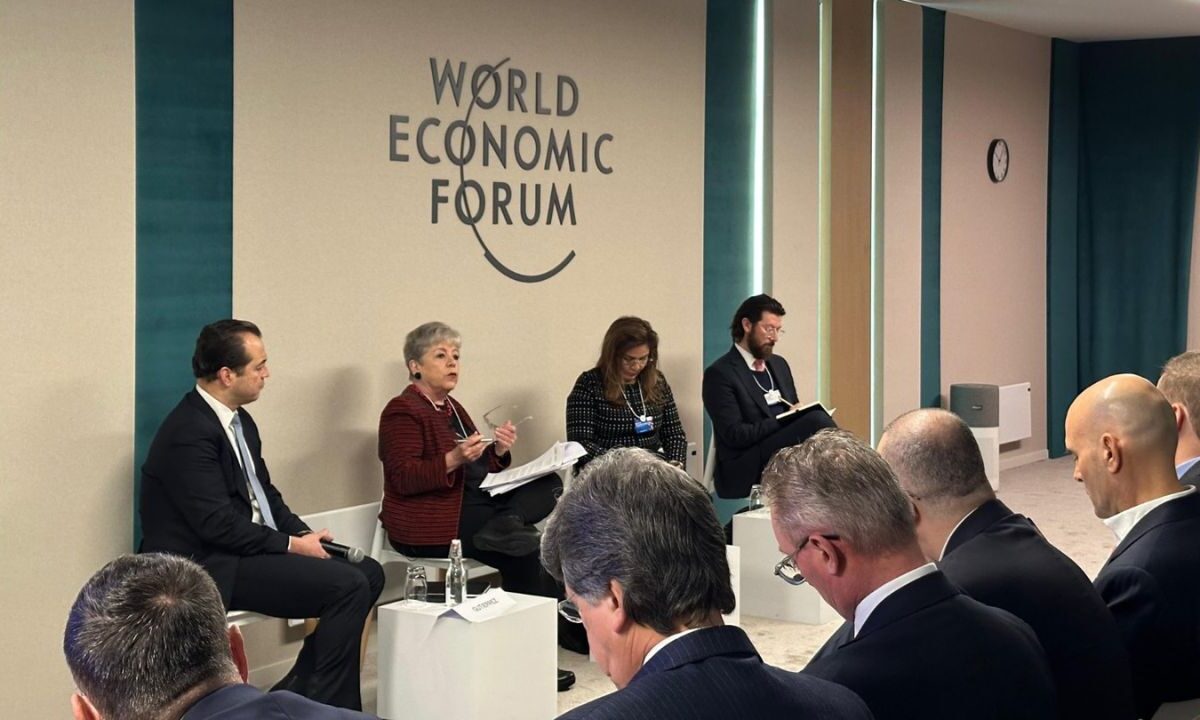 Funcionarios mexicanos presentaron el Plan México en el Foro Económico Mundial de Davos.