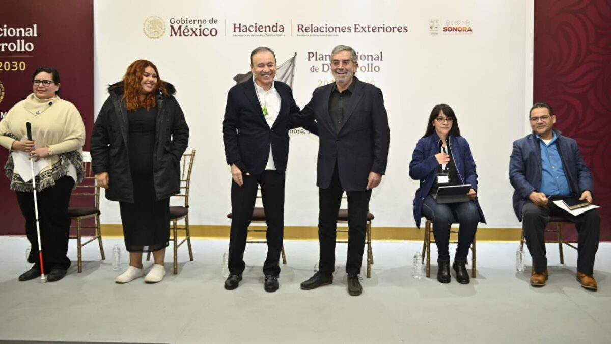 El gobernador Alfonso Durazo Montaño y el Canciller Juan Ramón de la Fuente encabezaron la ceremonia de clausura de los Foros de Consulta Ciudadana para la Elaboración del Plan Nacional de Desarrollo 2025-2030.