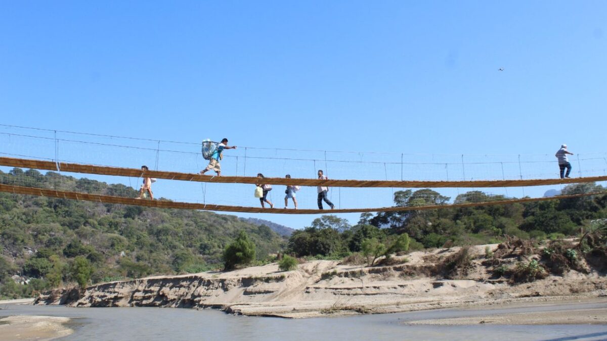 60 metros lineales del puente Omitlán se derrumbaron por las torrenciales lluvias del huracán John