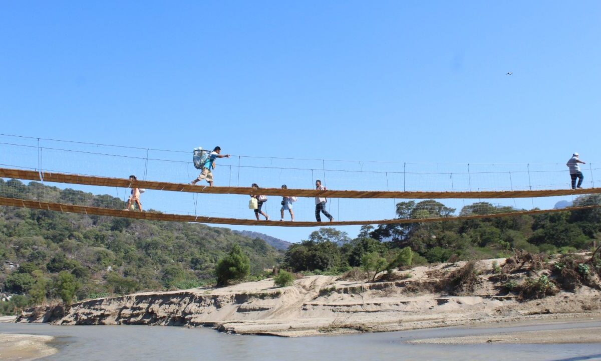 60 metros lineales del puente Omitlán se derrumbaron por las torrenciales lluvias del huracán John