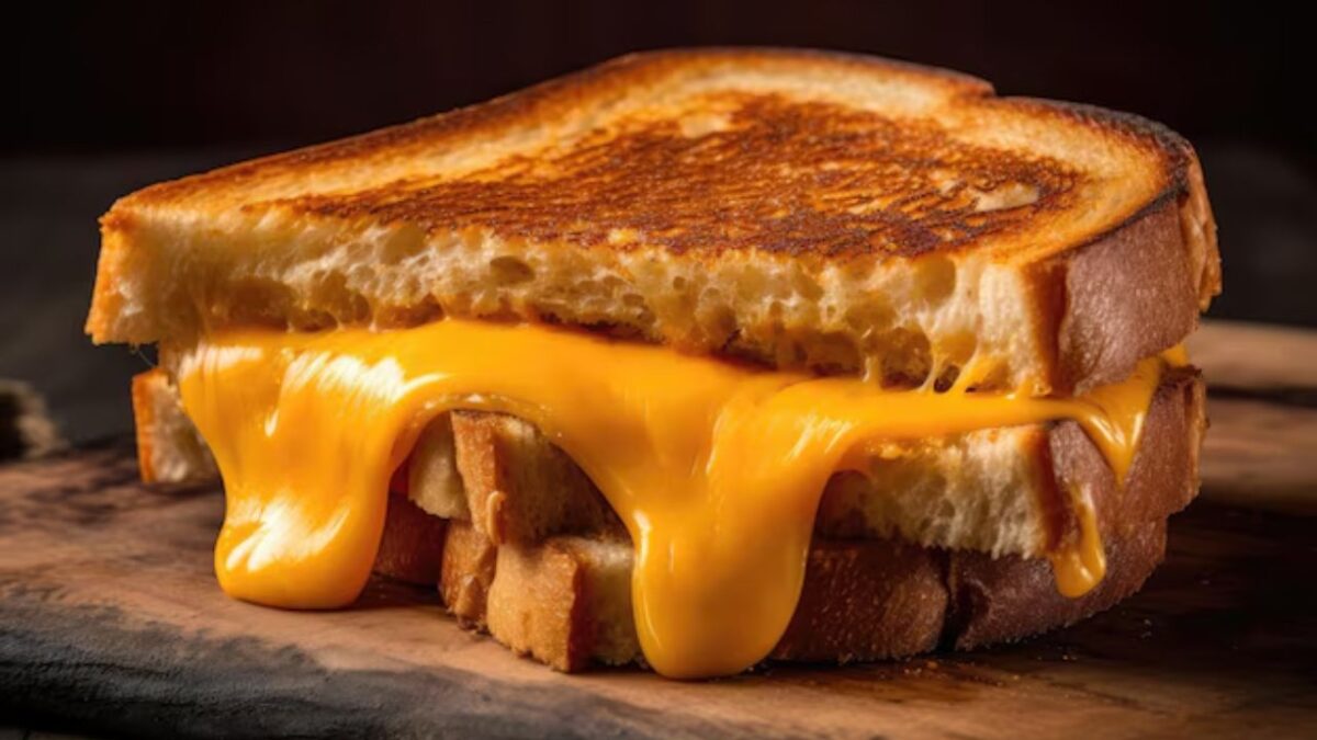 Sándwich clásico con queso americano perfectamente derretido