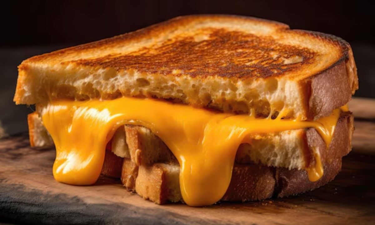 Sándwich clásico con queso americano perfectamente derretido