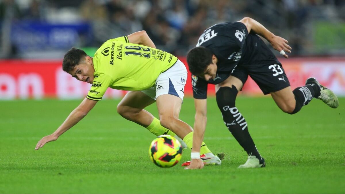 Jugadores del Puebla y Monterrey disputando el balón en la cancha del Estadio BBVA.