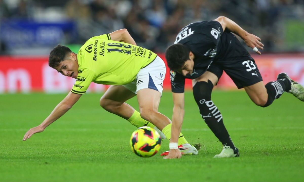 Jugadores del Puebla y Monterrey disputando el balón en la cancha del Estadio BBVA.