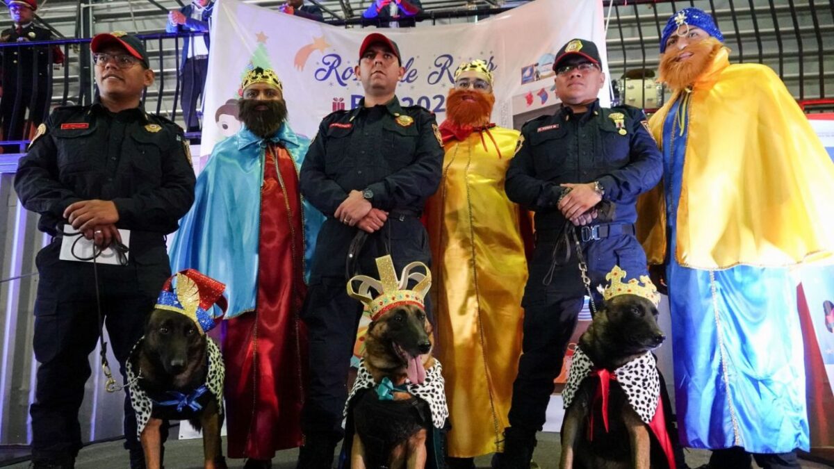 Elementos de la PBI posan con los Reyes Magos y tres elementos caninos.