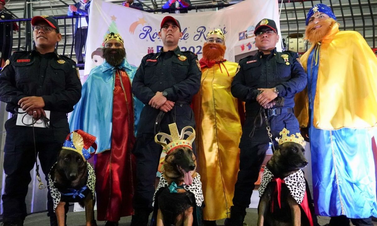 Elementos de la PBI posan con los Reyes Magos y tres elementos caninos.