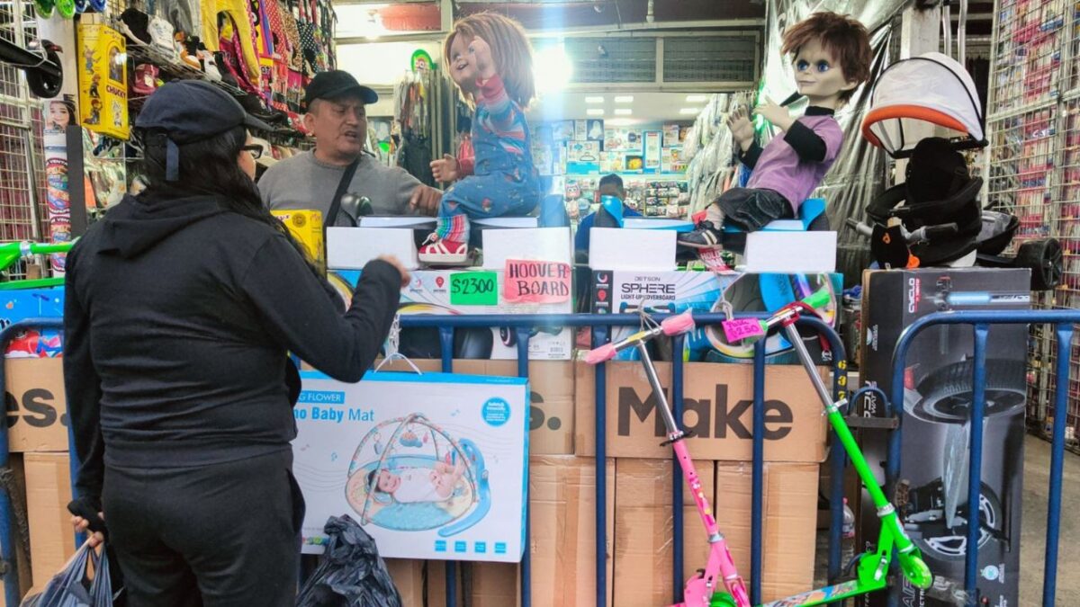 Personas comprando juguetes por el Día de Reyes Magos.