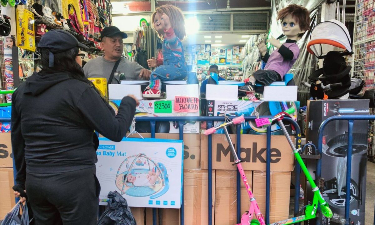 Personas comprando juguetes por el Día de Reyes Magos.