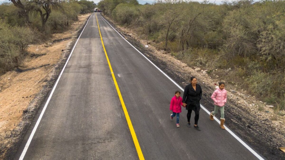 El Gobernador del Estado, entregó 8.4 kilómetros del camino Cerritos-San Pedro de los Hernández y arrancó la segunda etapa de esta vía