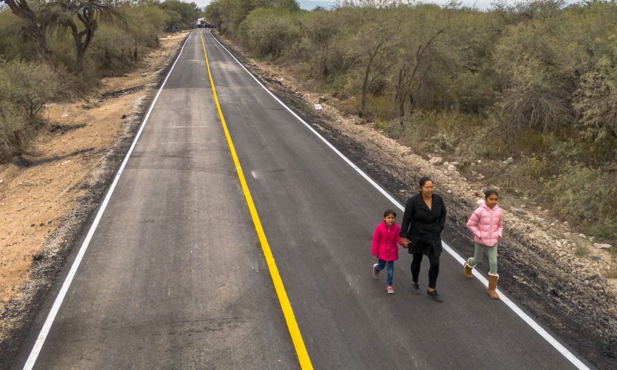 El Gobernador del Estado, entregó 8.4 kilómetros del camino Cerritos-San Pedro de los Hernández y arrancó la segunda etapa de esta vía